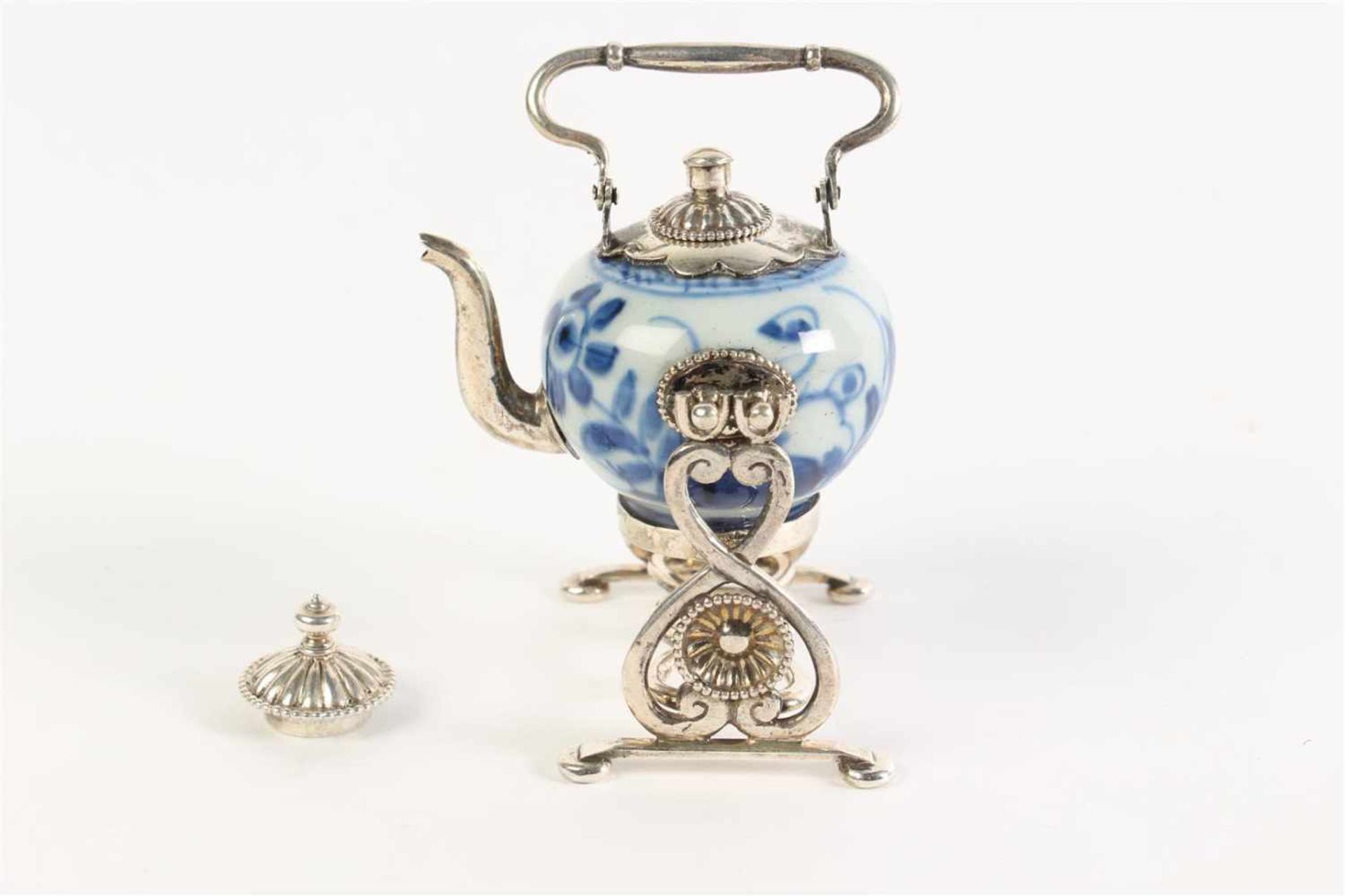 Een zilveren miniatuur bouilloire van een Kangxi etagere vaasje gemaakt. Hollands gekeurd, ca. 1900. - Bild 2 aus 3