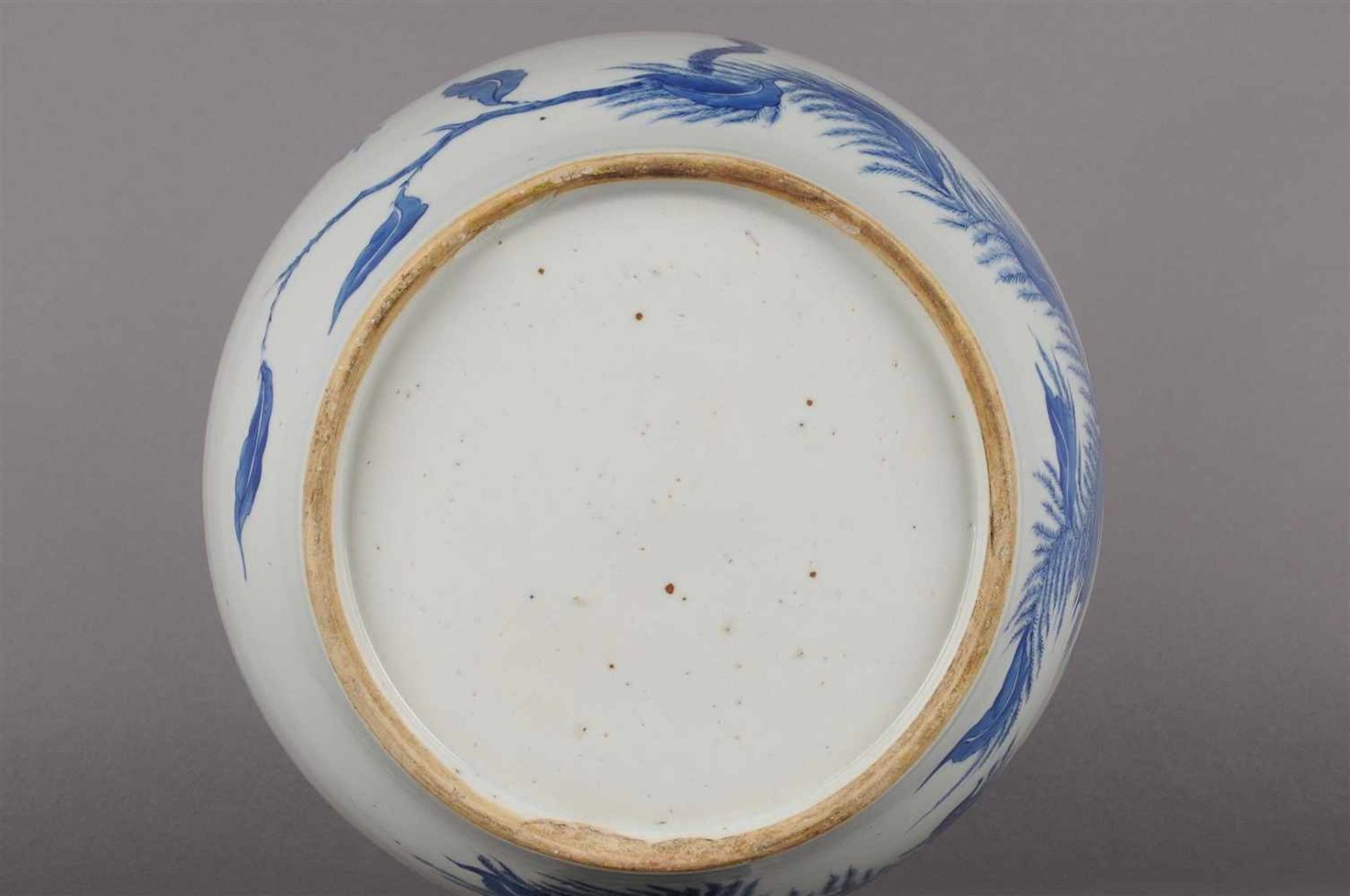 Blauw wit porseleinen vaas met decor van bloemen en vogels, niet gemerkt, China 20e eeuw. H: 25 cm. - Bild 4 aus 6