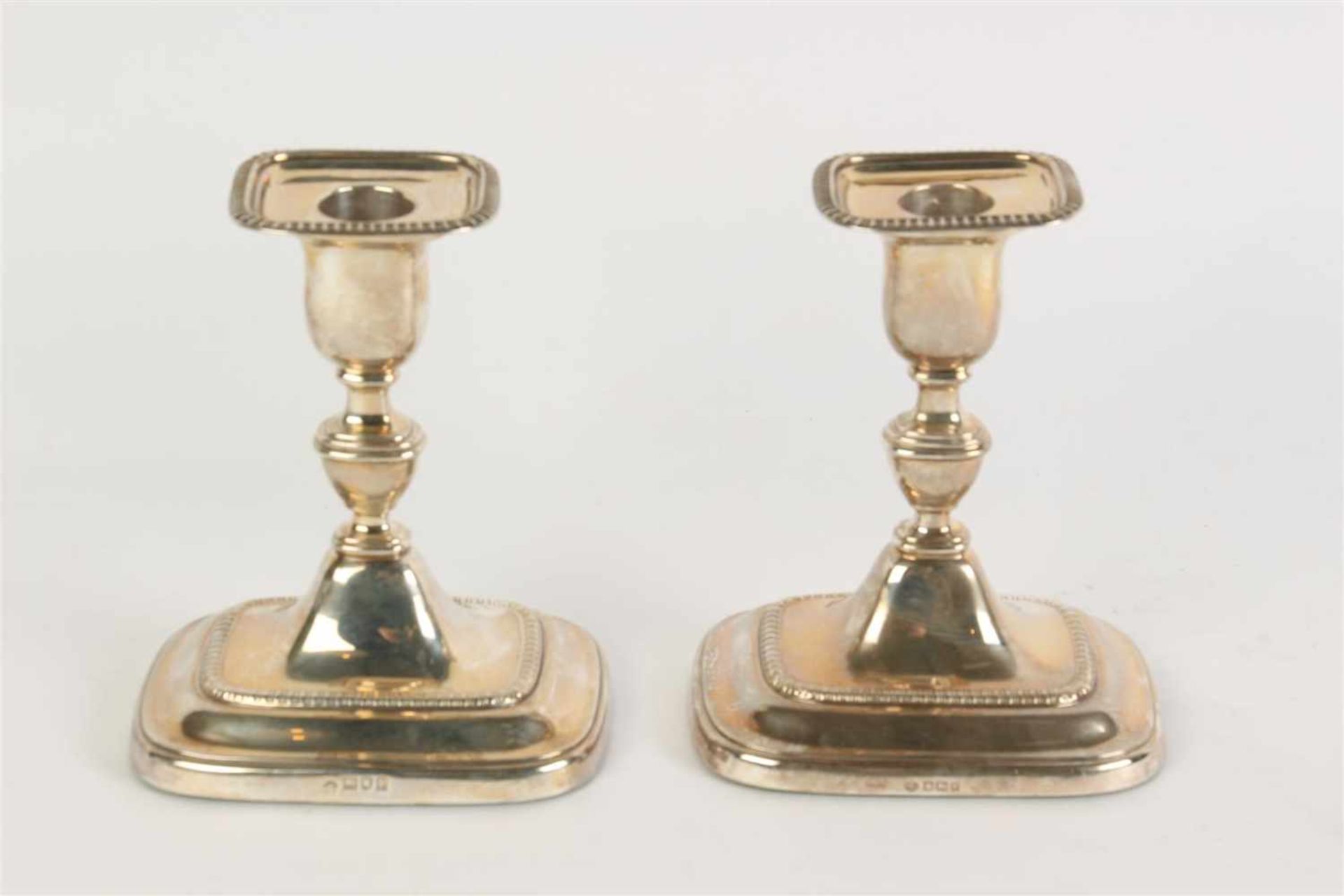Stel zilveren rechthoekige tafelkandelaars. Engeland, Sheffield en Londen, 19e/20e eeuw. O.a. Jl.