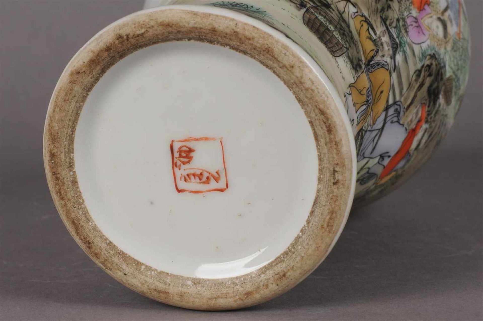 Polychroom porseleinen Meiping vaas met figuraal landschaps decor en tekst, gemerkt met zegelmerk, - Bild 4 aus 6