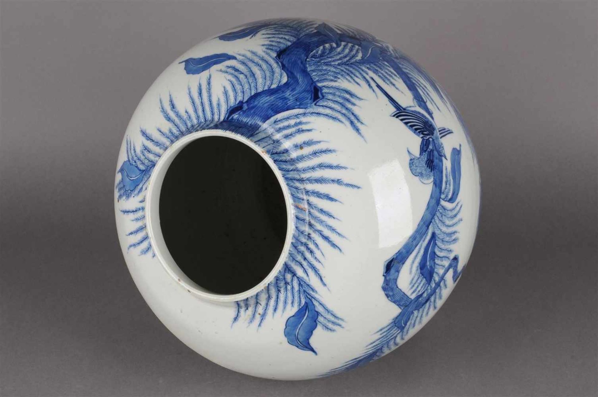 Blauw wit porseleinen vaas met decor van bloemen en vogels, niet gemerkt, China 20e eeuw. H: 25 cm. - Bild 5 aus 6
