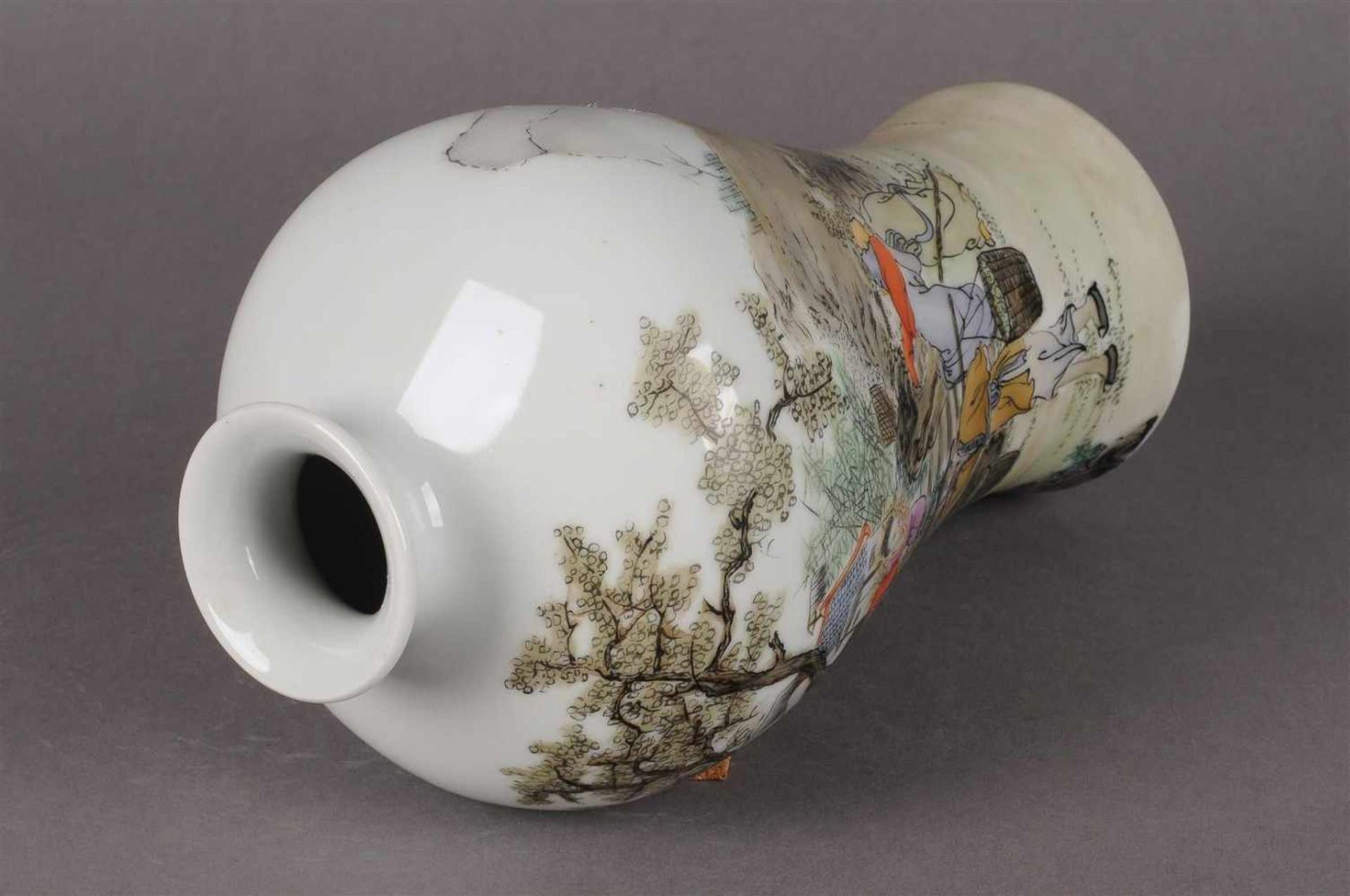Polychroom porseleinen Meiping vaas met figuraal landschaps decor en tekst, gemerkt met zegelmerk, - Bild 5 aus 6