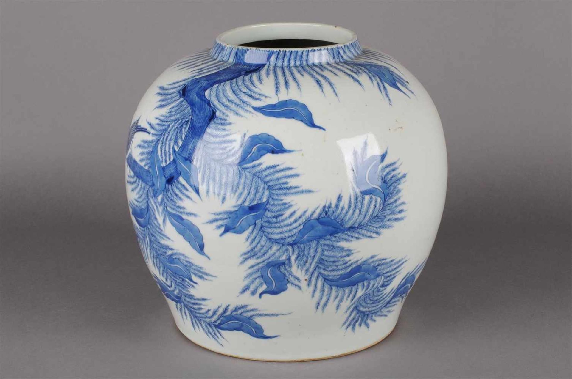 Blauw wit porseleinen vaas met decor van bloemen en vogels, niet gemerkt, China 20e eeuw. H: 25 cm. - Bild 6 aus 6