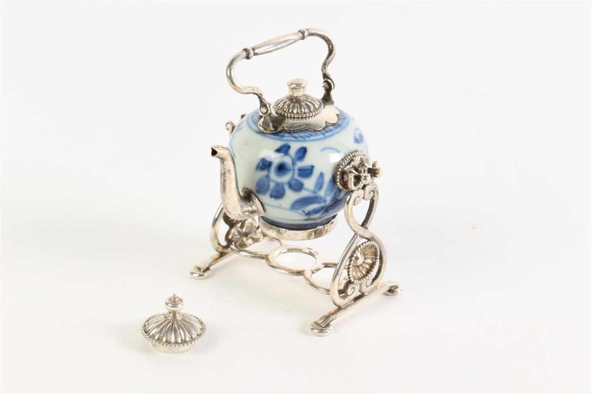 Een zilveren miniatuur bouilloire van een Kangxi etagere vaasje gemaakt. Hollands gekeurd, ca. 1900.