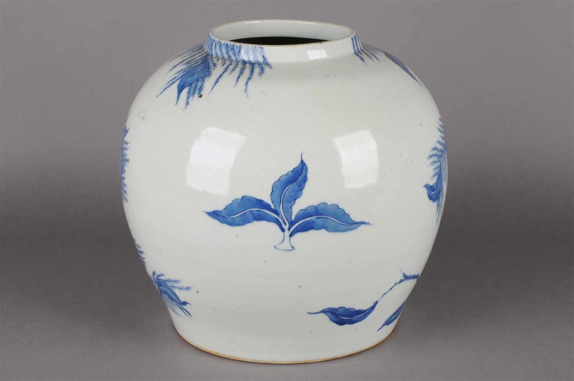 Blauw wit porseleinen vaas met decor van bloemen en vogels, niet gemerkt, China 20e eeuw. H: 25 cm. - Bild 2 aus 6