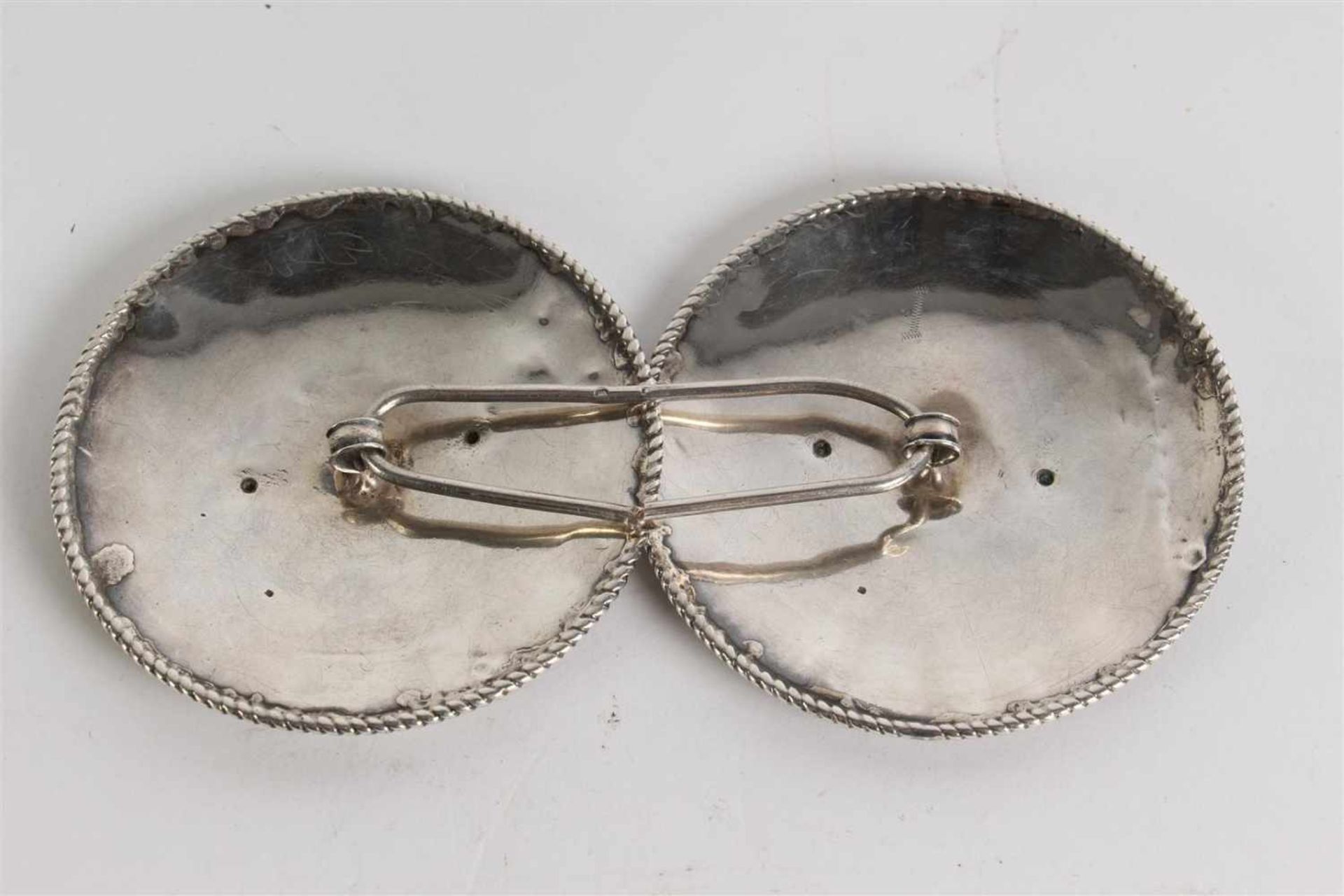 Stel zilveren broekstukken van de Walcherse dracht. D: 8.5 cm. - Bild 2 aus 5