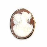 Shell cameo brooch depicting day and night (Eos & Nyx). In gold setting. Lengte 57 mm x Breedte 46