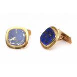 A pair of 14 krt yellow gold square shaped cufflinks. Set with lapis lazuli. Breedte 17,5 mm 29.