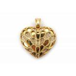 A yellow gold heart shaped locked. Set with 47 brilliant cut diamonds. Lengte 32 mm 29.00 % buyer's