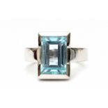 A white gold ring. Set with a blue topaz. Ringmaat 16,5 29.00 % buyer's premium on the hammer price