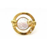 A 18 krt yellow gold modern ring. Set with a coin pearl and a brillant cut diamond circa 0.25 ct.