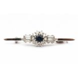 A 14 krt white gold brooch set with sapphire, ca 0.35 ct, and 12 diamonds, total ca 0.60 ct. Lengte