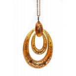 An amber double loup pendant with inlay. With a yellow gold necklace. In antique jewellery box of