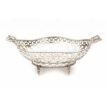 A silver basket. Maker's mark P. Spoelstra. Date letter 1902. Lengte 21 cm. 29.00 % buyer's premium