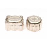 Two miniature silver biscuit tins. Maker's mark W. Bordewijk, 's-Gravenhage. Hoogte 2 cm. 29.00 %