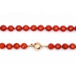 A carnelian necklace with 14 krt rose gold lock. Diameter carnelians ca 9.5 mm. Lengte 98 cm 29.