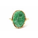 A 14 krt yellow gold ring. Set with carved jade. Ringmaat 19 29.00 % buyer's premium on the hammer