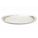 An oval silver tray. Maker's mark Fa. J.M. van Kempen & Zonen, Voorschoten. Dated 1885. Lengte 37,5