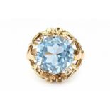 A 14 krt yellow gold ring. Set with a light blue natural spinel. Ring decorated with flowers and