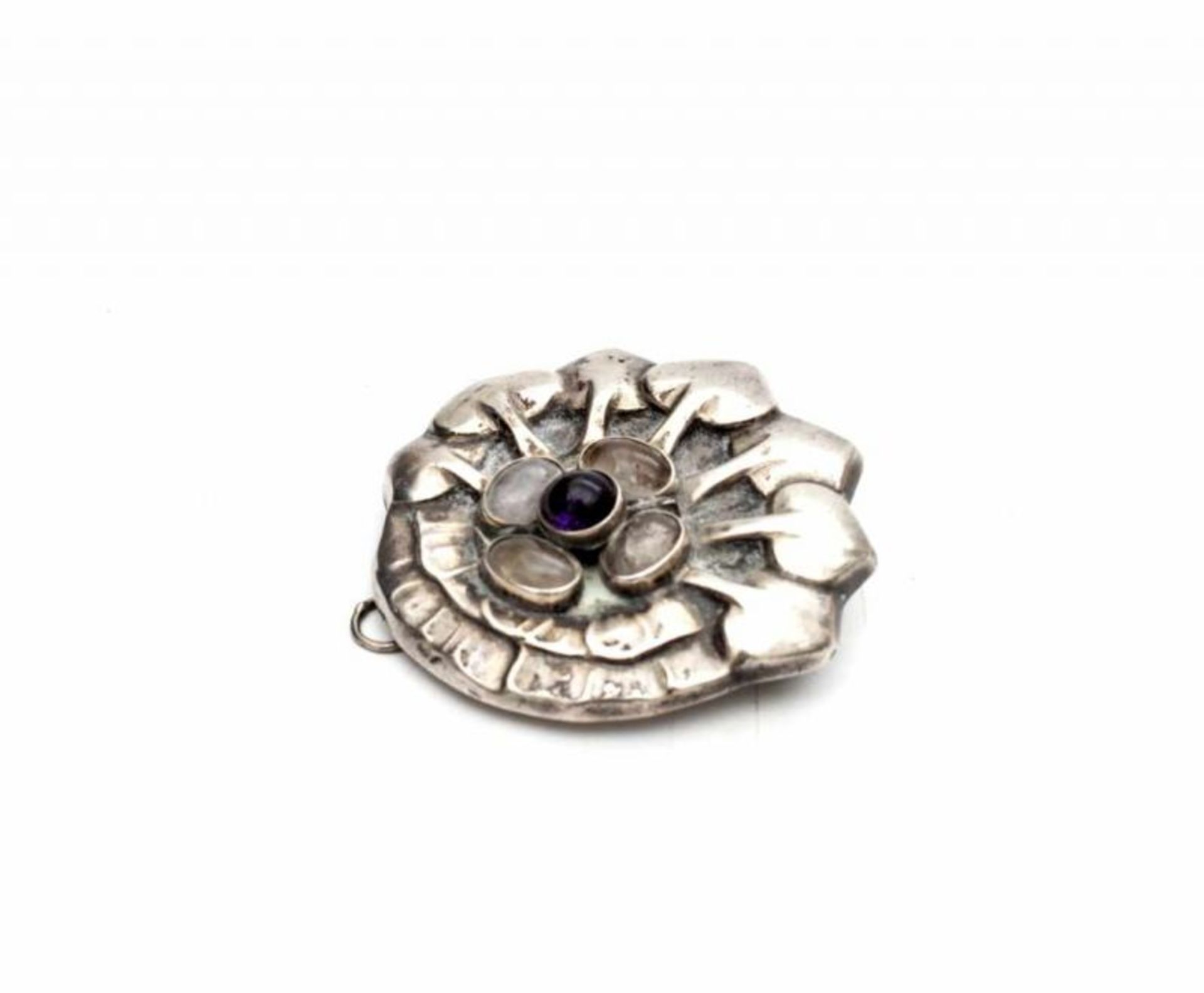 Georg Jensen (1866-1935) A hammered silver brooch with rock crystal and granate, floral design, - Bild 2 aus 3