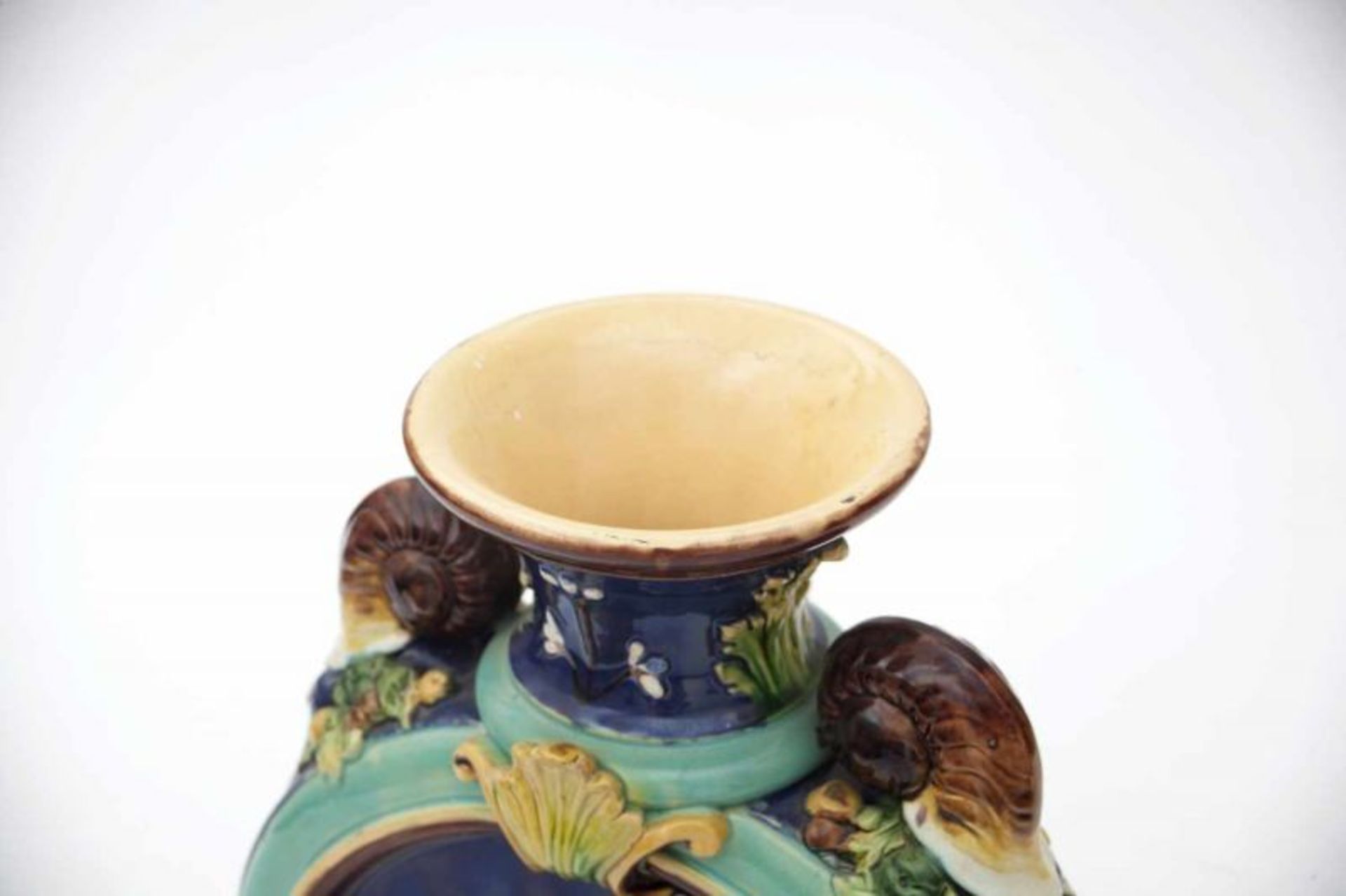 Majolikafabrik Wilhelm Schiller & Sohn, Obergrund, Bohemia A moulded ceramic vase with central - Bild 3 aus 5