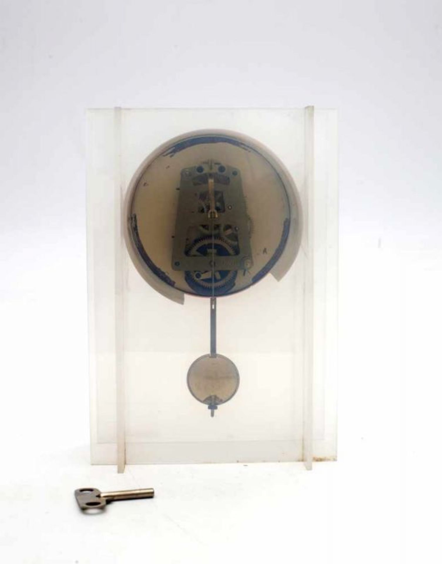 Sixties A lucite table clock, with key and pendulum, purchased at Studio 40, The Hague. 24,5 cm. h. - Bild 2 aus 2