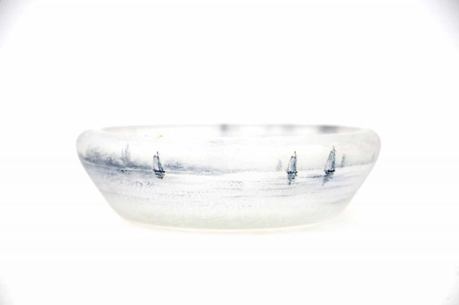 Daum, Nancy A glass bowl with enamelled decoration of ships and a landscape on frosted ground, - Bild 2 aus 4