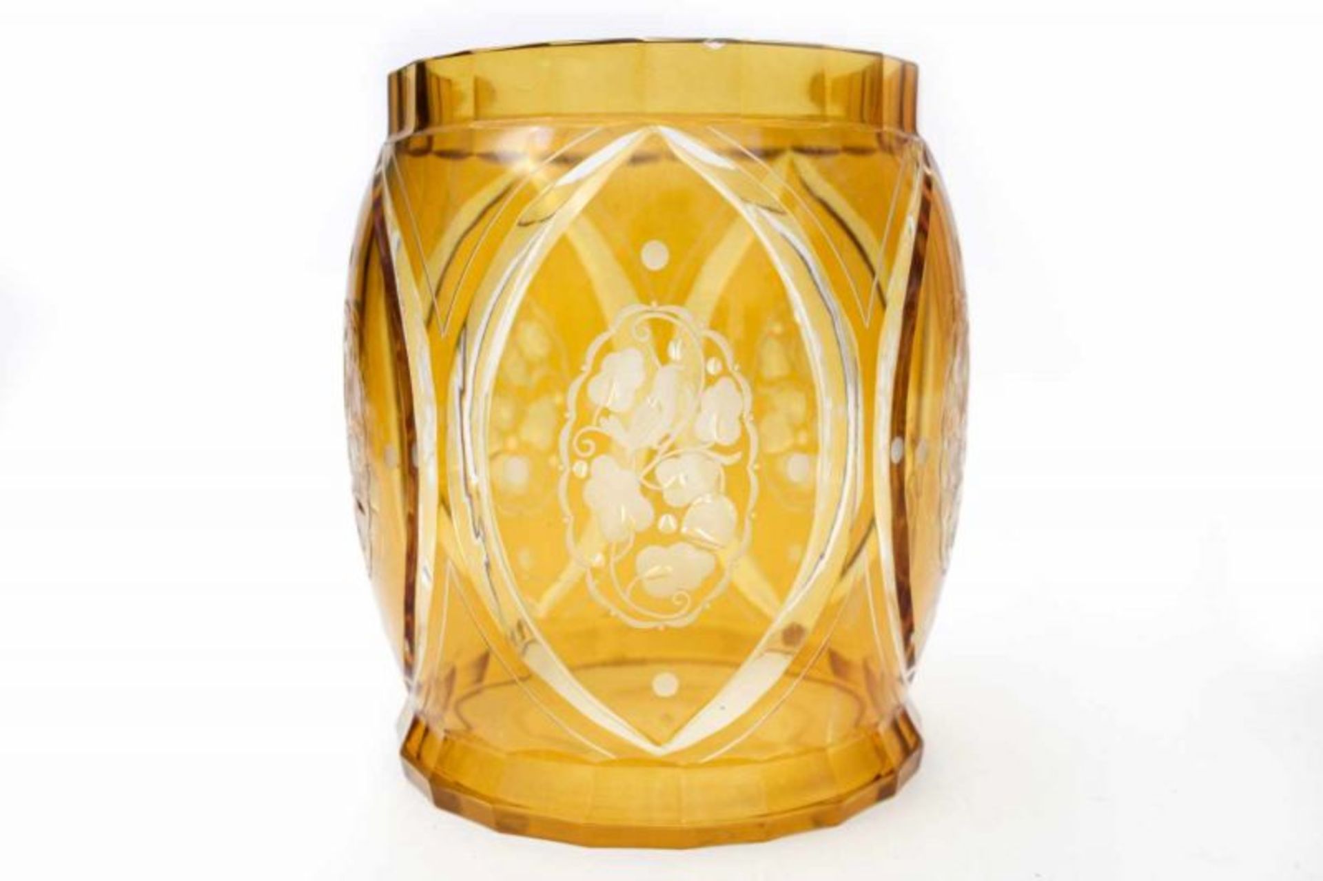 Fachschule Haida (attributed) A clear and yellow überfang cut crystal lidded jar, decorated with - Bild 3 aus 3