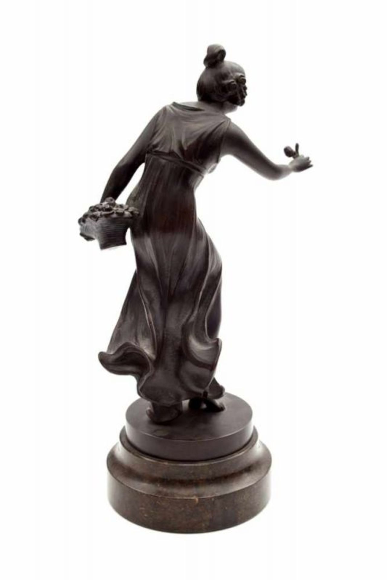 Rudolf Küchler (1867-1954) A patinated bronze sculpture of classical maiden with a flower basket, - Bild 4 aus 4