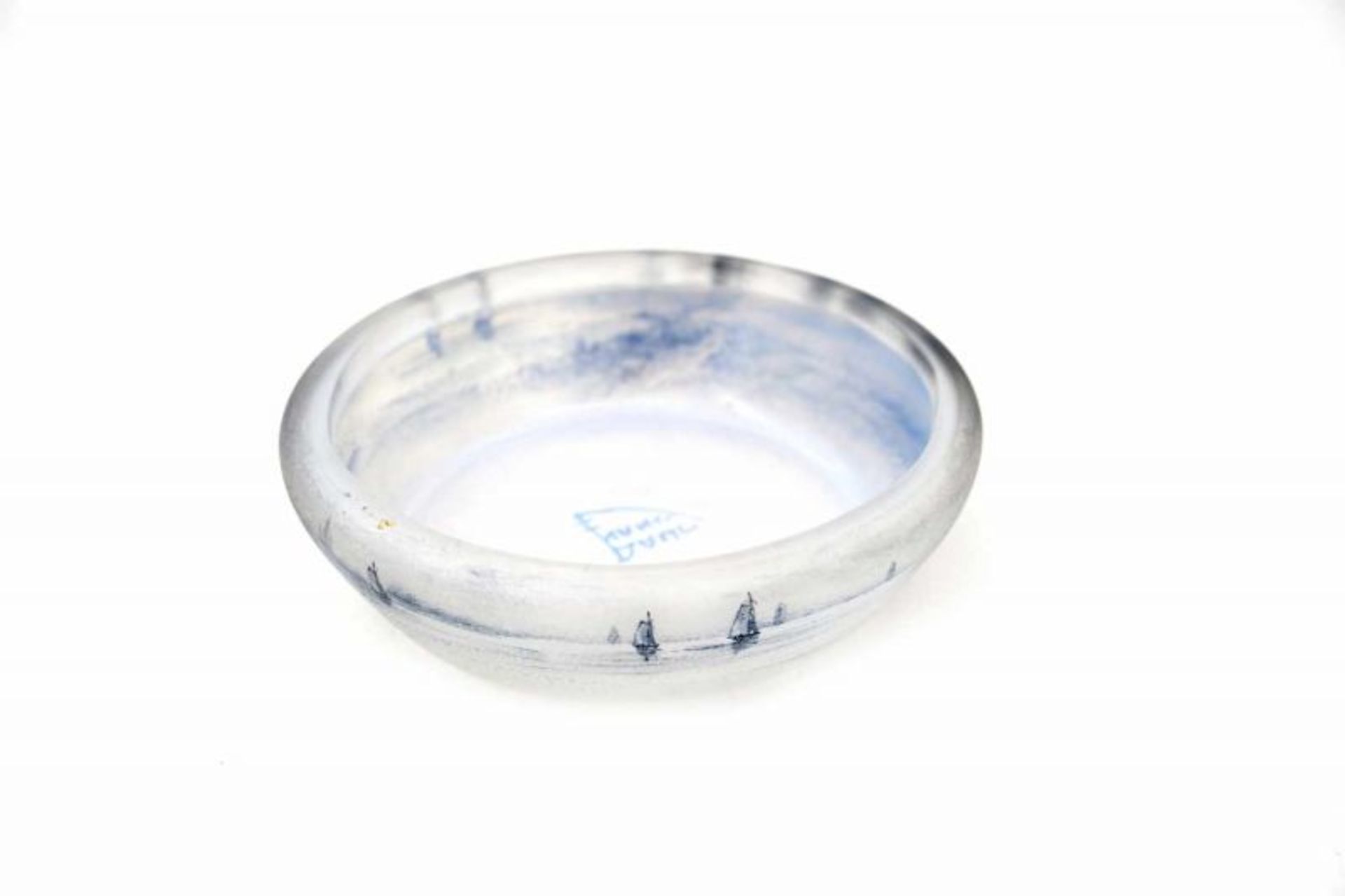 Daum, Nancy A glass bowl with enamelled decoration of ships and a landscape on frosted ground, - Bild 4 aus 4