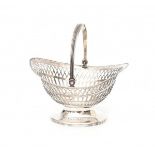 A Dutch swing-handled silver basket. Maker's mark Jacob van Wijk. Year letter 1822.Hoogte 9,5 cm.