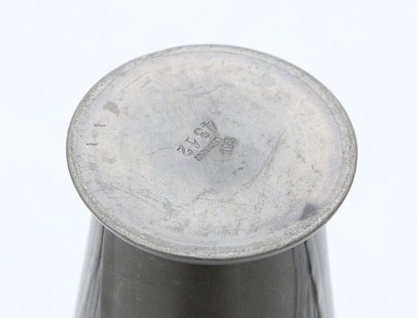 KayserzinnA Jugendstil pewter vase with floral relief pattern, marked: Kayserzinn 19B 4312.31 cm. - Image 3 of 3