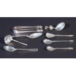 Assorted lot of silver, various amounts of silver, a.o. sugar tongs, jam spoon and tea strainer,