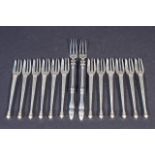 12 Dutch silver cake forks, second amount + 2 Dutch silver meat forks, second amount, decorated with