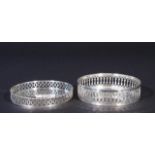 2 Dutch silver bottle coasters, second amount, appr. 198 grams (2x) 27.00 % buyer's premium on the