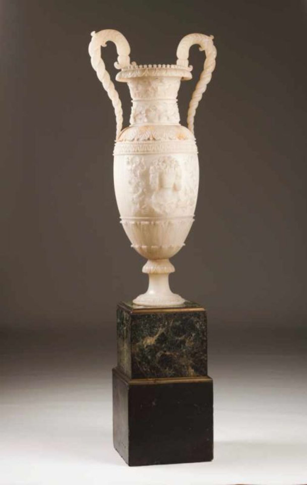 A pair of large urns Carved alabaster with vine leaves, grapes and other floral motifs Marble bases - Bild 2 aus 2