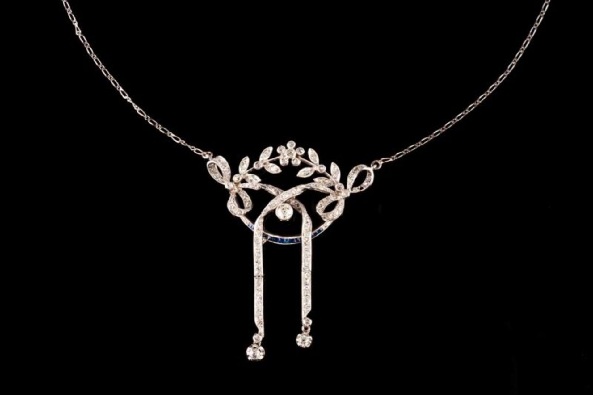 A necklace Belle-Époque centre set in platinum with calibrated cut sapphires and old brilliant and