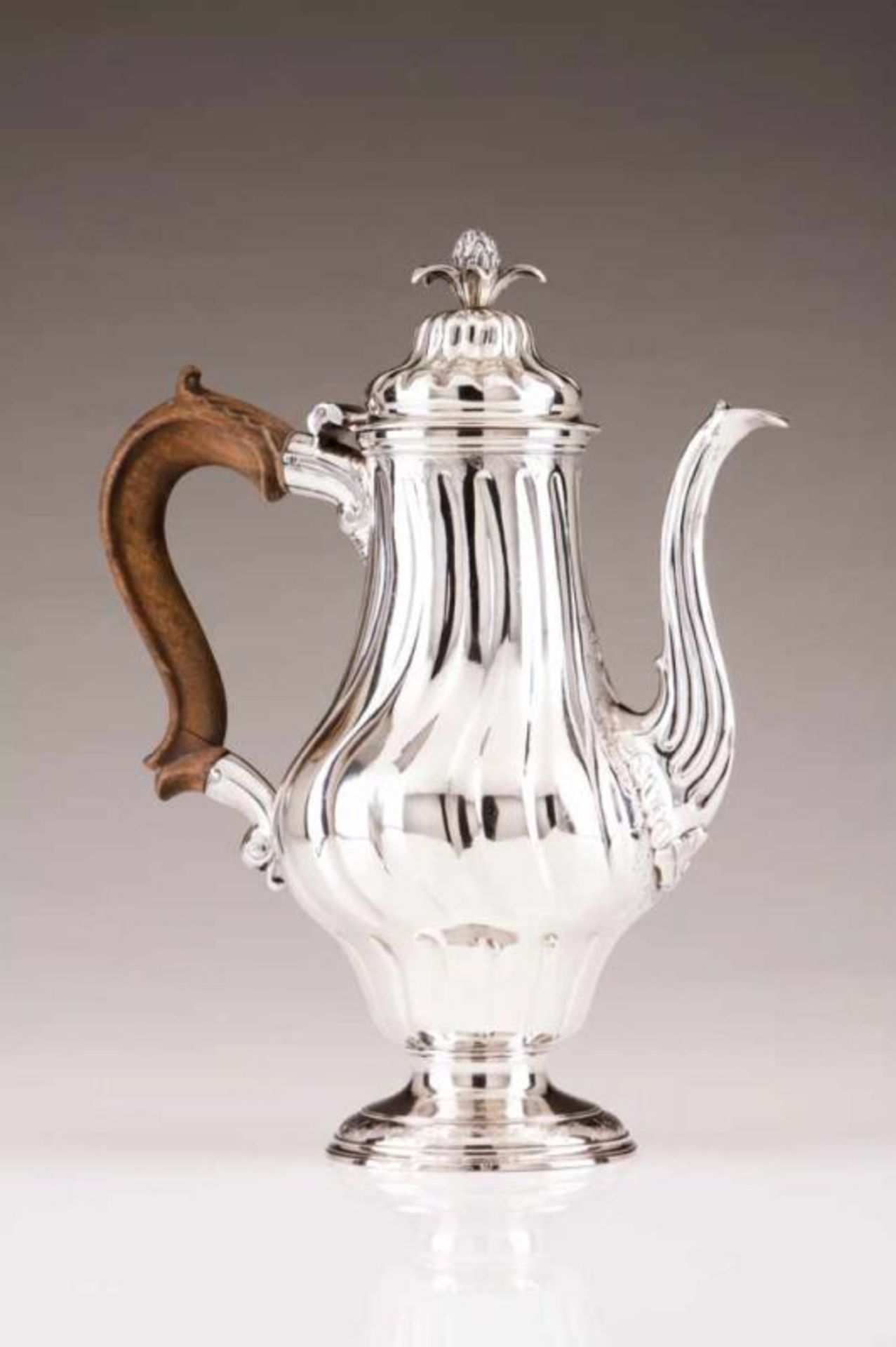 Rare and important D. José (1750-1777) coffee pot Portuguese silver of the 18th century Round base