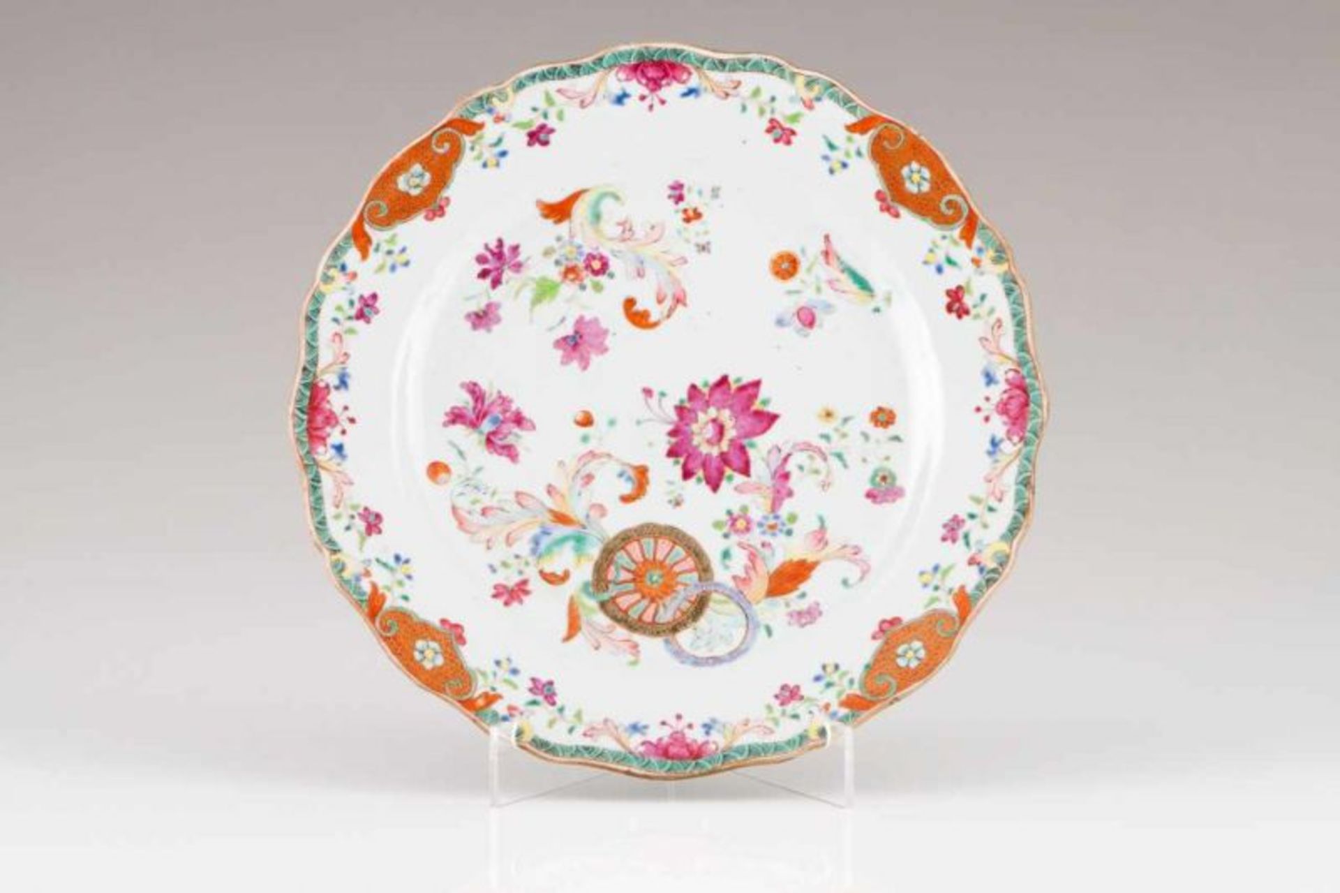 A scalloped plate Chinese export porcelain Polychrome Famille Rose "tea leaf" and flowers