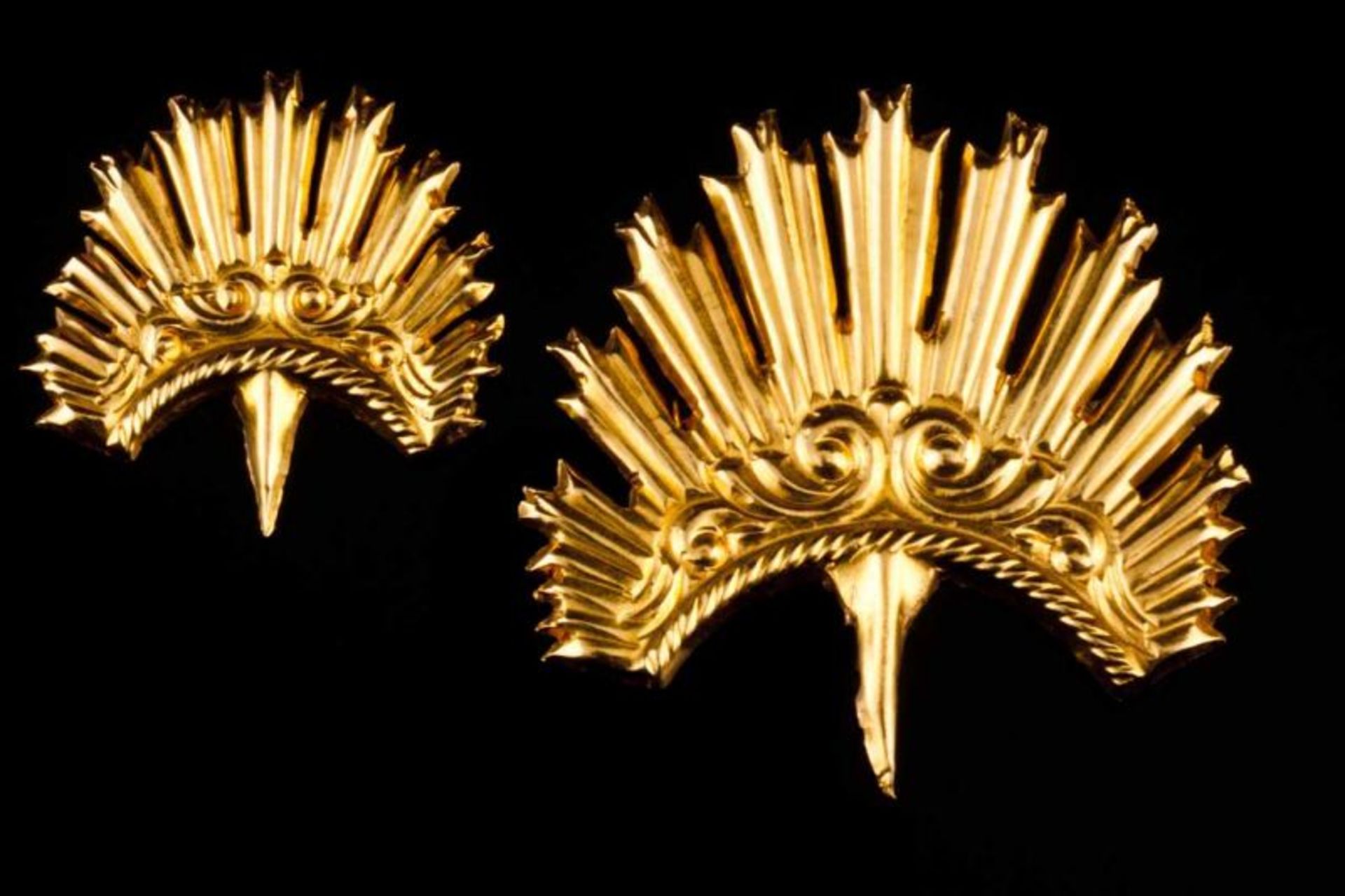 Two halos Relief and scalloped gold Different sizes Portugal, 19th century (wear signs) Width: 3 cm