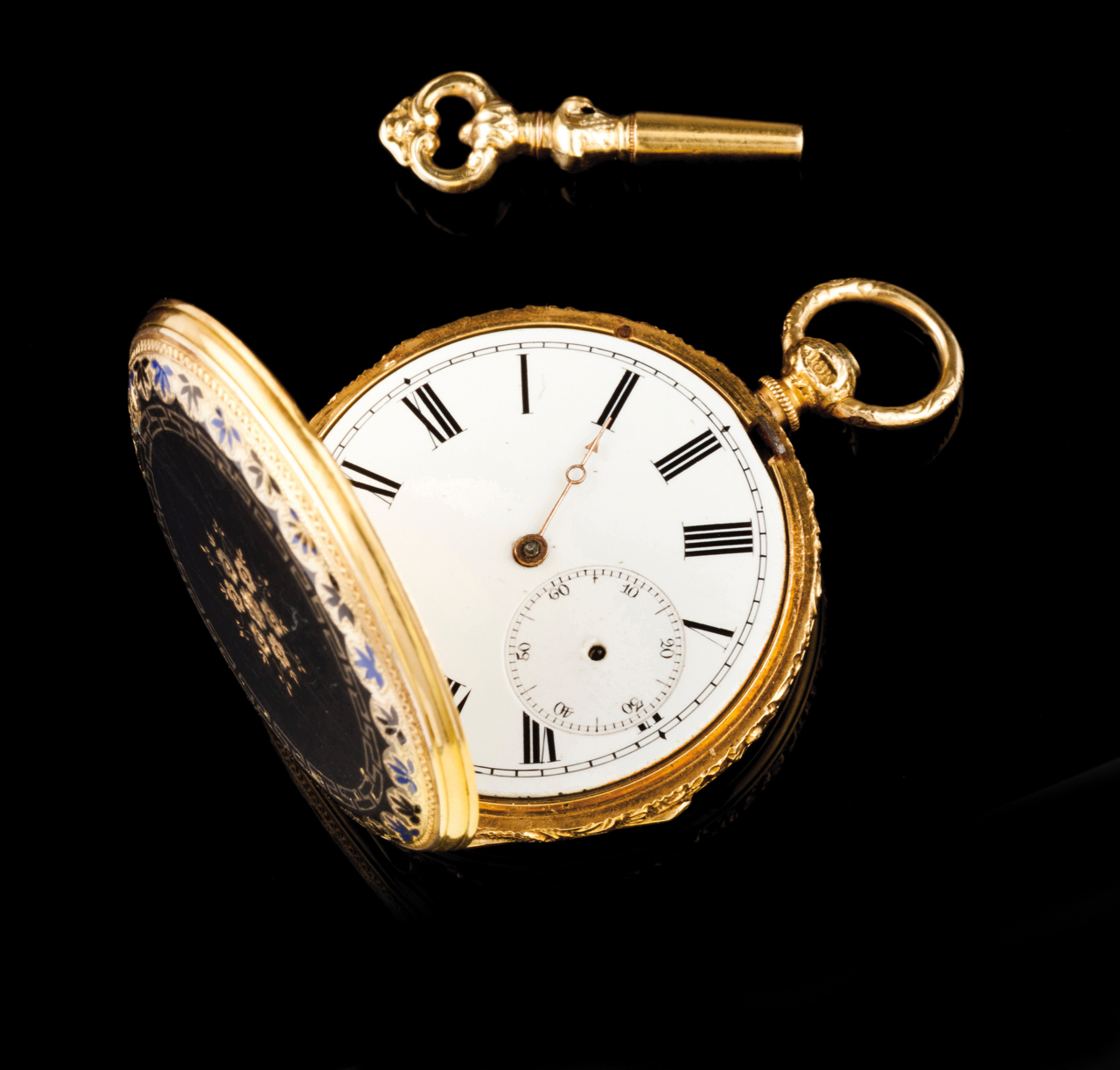 A Ladies pocket watch 18kt gold cases decorated in relief, engraved and enameled in blue and black