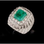 A large gem-set ring Platinum set with 136 brilliant cut diamonds (ca. 2,50ct) and one emerald cut