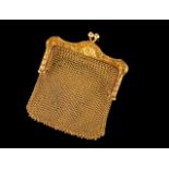 A coin purse 18kt gold mesh and structure decorated in relief with floral motifs French assay