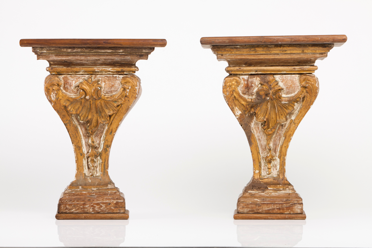 A set of four wall brackets Carved wood with traces of gilding and polychromy Decorated with shell - Image 2 of 2