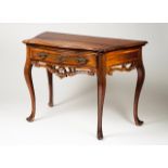 A D. José (1750-1777) side table Rosewood Carved decoration and scalloped aprons One drawer