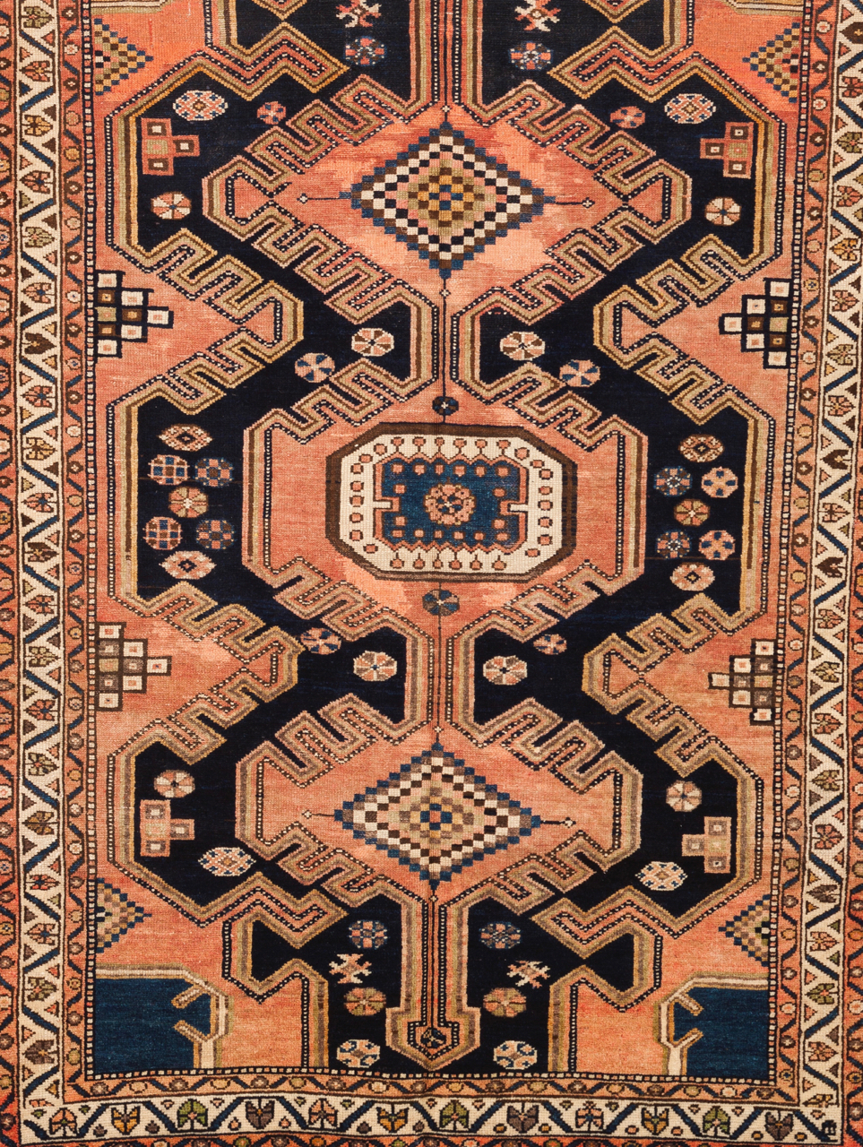 A Malayer carpet, Iran Cotton and wool Of geometric design in blue, salmon na beige 200x135 cm