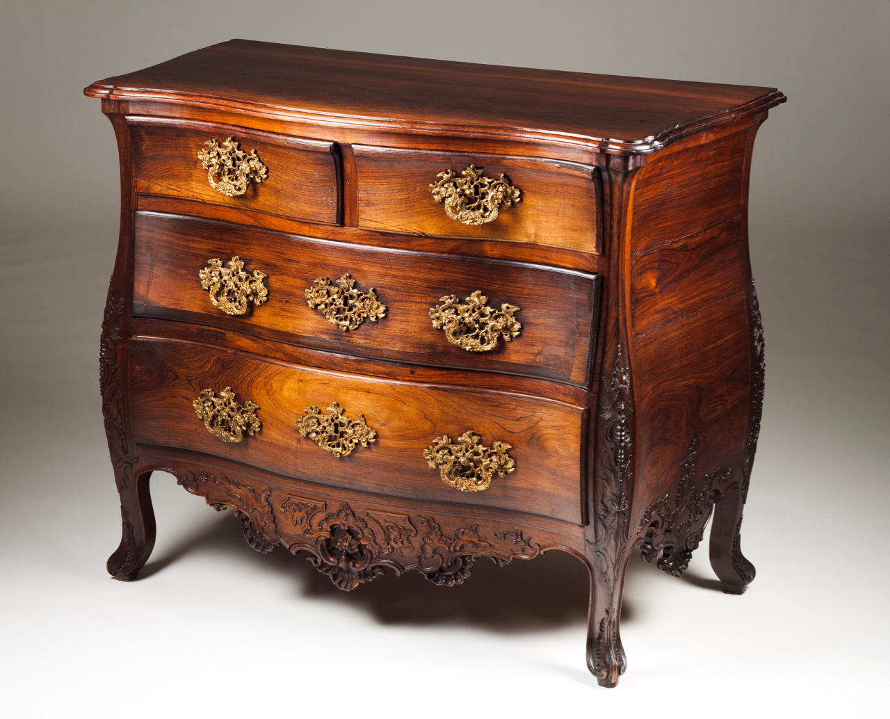 A D. José (1750-1777) commode Rosewood Scalloped apron Two long and two short drawers Gilt bronze