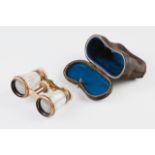 Theater Binoculars Brass and mother of pearl With case 19th century 7,5x11,5 cm