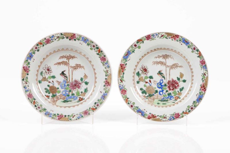 A pair of plates Chinese export porcelain Polychrome Famille Rose decoration depicting garden view