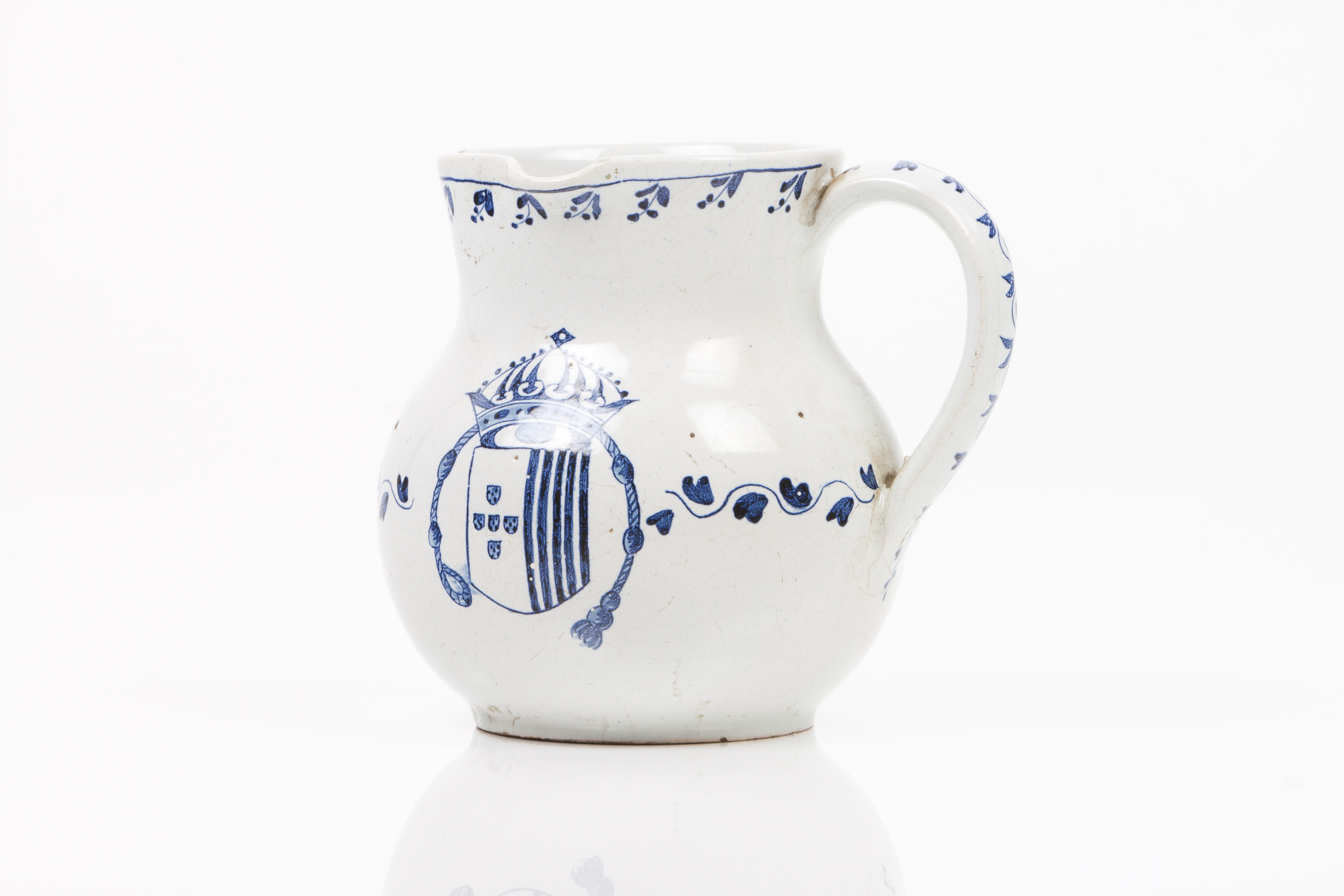 A side handle vase Portuguese faience Blue decoration with crest of Confraria de Santa Isabel (